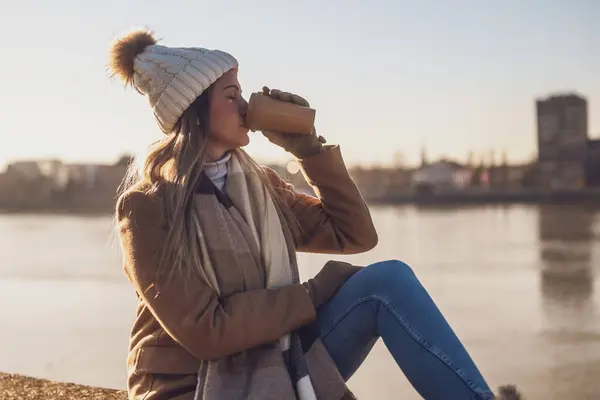 Piękna Kobieta Ciepłej Odzieży Pije Kawę Odpoczywa Nad Rzeką Słoneczny — Zdjęcie stockowe