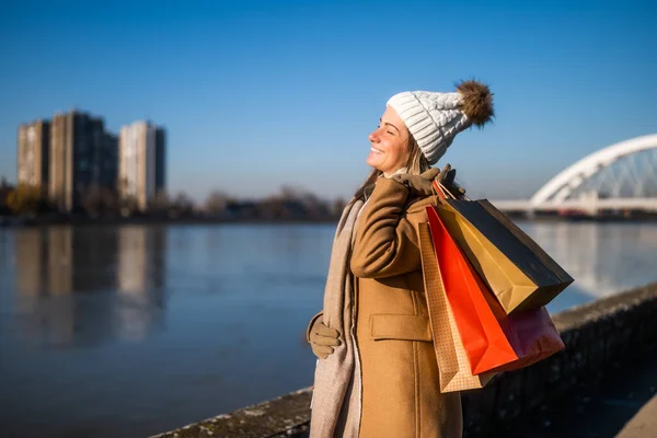 Mujer Feliz Ropa Abrigo Con Bolsas Compras Disfruta Pie Junto — Foto de Stock