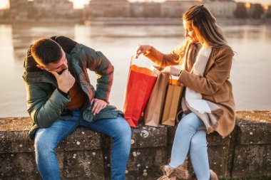 Kocası, karısı alışverişe çok para harcadığı için kızgın..
