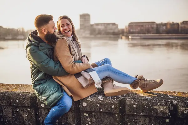 Glückliches Paar Das Sich Umarmt Während Fluss Sitzt — Stockfoto
