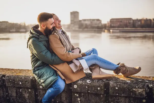Happy Couple Embracing While Enjoy Sitting River — Stock Photo, Image