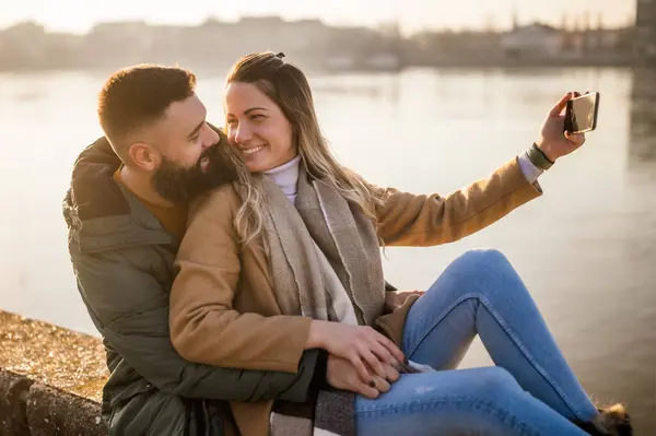 Happy Couple Taking Selfie While Enjoy Spending Time Together Outdoor — Stock Photo, Image