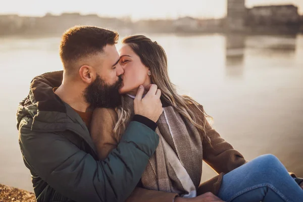 Lyckligt Par Kysser Och Omfamnar Medan Njuta Att Sitta Vid — Stockfoto