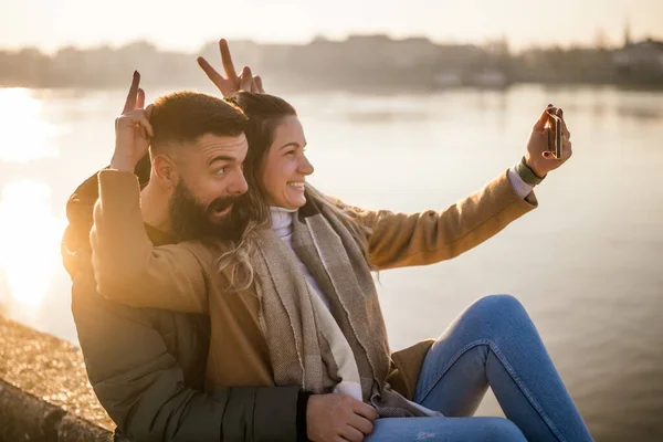 Mutlu Çift Selfie Çekiyor Eğlenirken Birlikte Dışarıda Vakit Geçiriyorlar — Stok fotoğraf