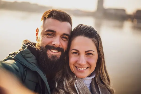 Närbild Lyckliga Par Tar Selfie Utomhus — Stockfoto