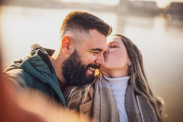 Närbild Lyckliga Par Som Tar Selfie Utomhus Kvinna Kysser Sin — Stockfoto