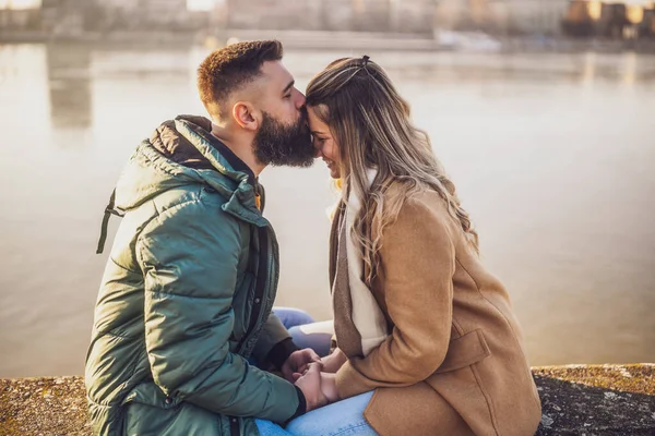 Glada Par Håller Hand Medan Njuta Att Tillbringa Tid Tillsammans — Stockfoto