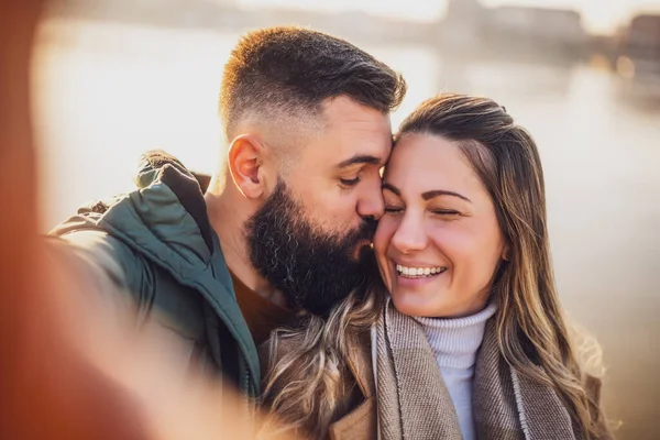 Mutlu Çiftin Dışarıda Selfie Çekerken Görüntüsünü Kapatın Adam Kadınını Yanağından — Stok fotoğraf