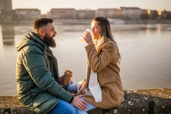 Mutlu Çift Kahve Içmeyi Dışarıda Vakit Geçirmeyi Sever — Stok fotoğraf