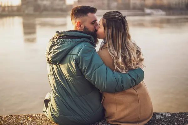Glada Par Kysser Samtidigt Njuta Att Tillbringa Tid Tillsammans Utomhus — Stockfoto