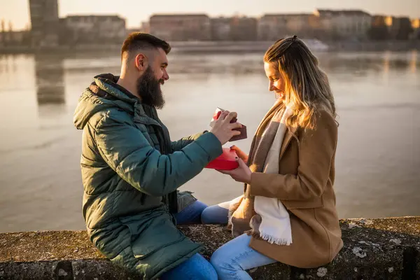 Erkek Kadınına Hediyeler Verirken Birlikte Dışarıda Vakit Geçirmekten Zevk Alır — Stok fotoğraf