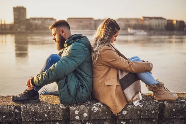 Çatışan Bir Çift Erkek Kadın Nehir Kenarında Otururken Birbirlerine Çok — Stok fotoğraf
