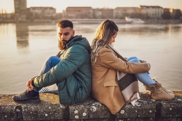 Çatışan Bir Çift Erkek Kadın Nehir Kenarında Otururken Birbirlerine Çok — Stok fotoğraf