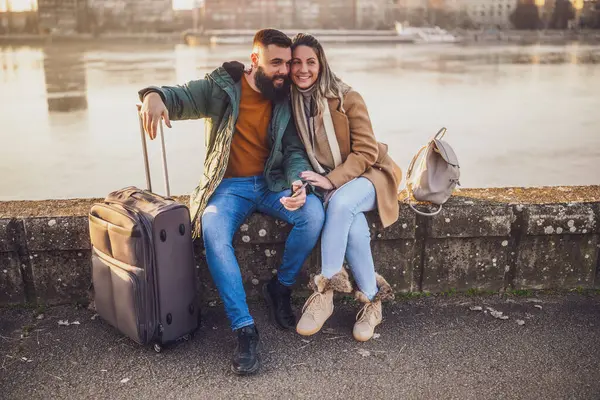 Mutlu Çiftler Tatillerinde Bavullarıyla Oturup Dinleniyorlar Etrafa Bakınıyorlar Cep Telefonu — Stok fotoğraf