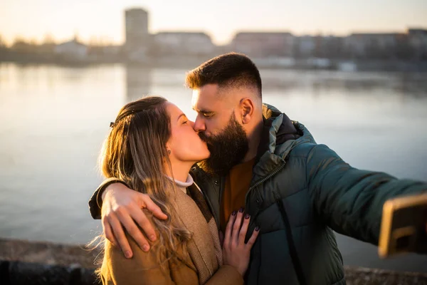 Close Image Happy Couple Kissing While Taking Selfie Outdoor — Stock Photo, Image