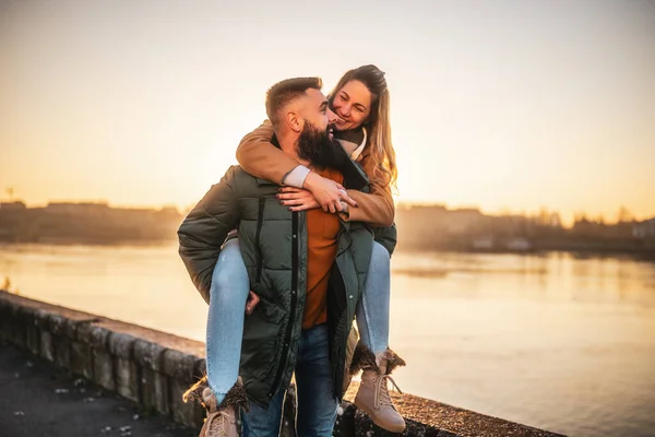 Ein Glückliches Paar Genießt Die Gemeinsame Zeit Freien Bei Einem — Stockfoto
