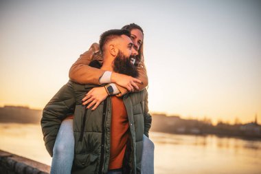Mutlu çift gün batımında birlikte dışarıda vakit geçirmeyi sever. Adam kadınını geri istiyor..