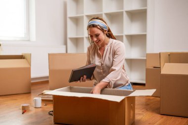 Örgülü modern kızıl kadın yeni evine taşınıyor..