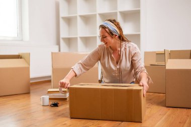 Örgülü modern kızıl kadın yeni evine taşınıyor..