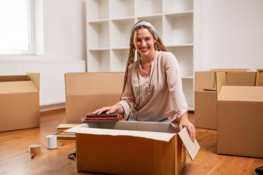 Örgülü modern kızıl kadın yeni evine taşınıyor..