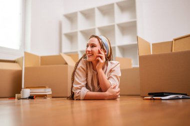 Örgülü modern kızıl kadın yeni daireye taşınıyor..