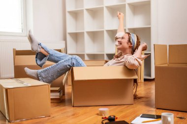 Mutlu kadın yeni daire içine hareket ederken eğleniyor.