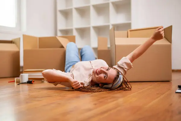 Happy Ginger Woman Braids Moving New Apartment — Stock Photo, Image