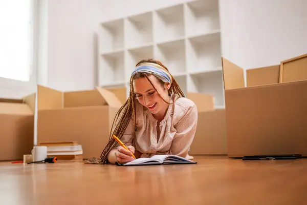 Moderne Gember Vrouw Met Vlechten Schrijven Notebook Tijdens Het Verhuizen — Stockfoto