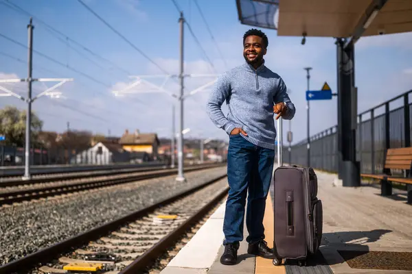 Homem Feliz Com Mala Estação Ferroviária — Fotografia de Stock