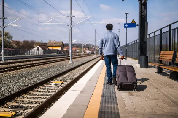Вид Сзади Человека Чемоданом Идущего Железнодорожной Станции — стоковое фото