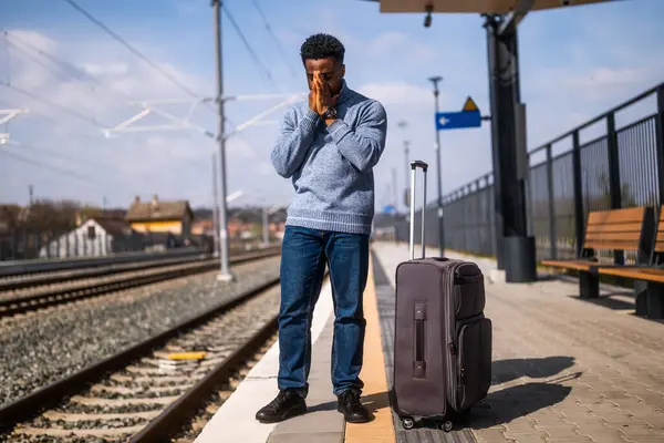 Uomo Preoccupato Con Una Valigia Piedi Una Stazione Ferroviaria — Foto Stock