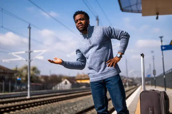 Wütender Mann Mit Koffer Steht Auf Einem Bahnhof — Stockfoto
