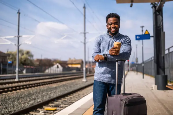 Szczęśliwy Człowiek Walizką Pije Kawę Stojąc Stacji Kolejowej — Zdjęcie stockowe