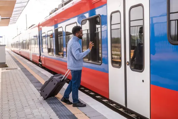 Hombre Feliz Con Maleta Entrando Tren Saludando Estación —  Fotos de Stock