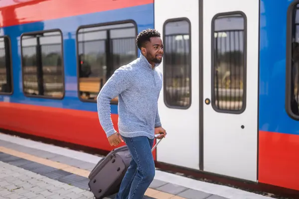 Мужчина Бежит Выходящему Поезду Вдоль Железнодорожной Станции Чемоданом — стоковое фото