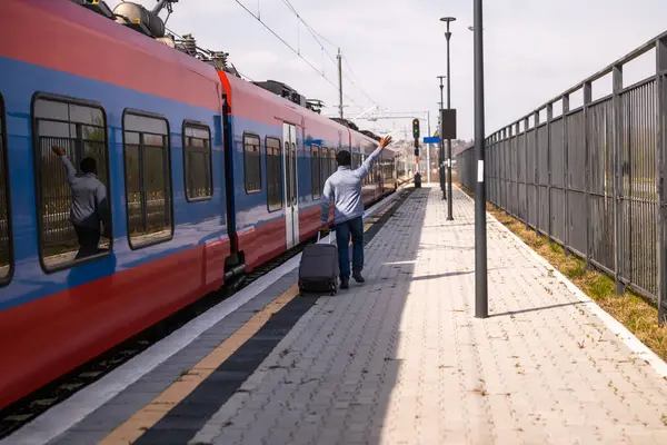 Man Vinkar Till Ett Avgående Tåg Och Kör Längs Järnvägsstationen — Stockfoto