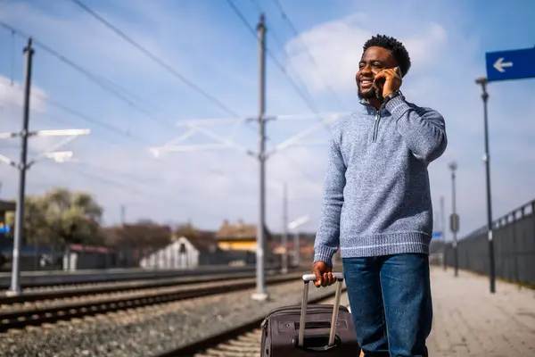 Happy Man Suitcase Talking Phone While Standing Railway Station — Stock Photo, Image