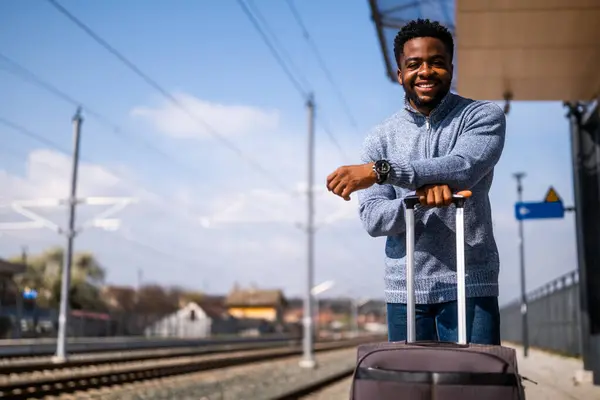 Glücklicher Mann Mit Koffer Steht Auf Bahnhof Stockfoto