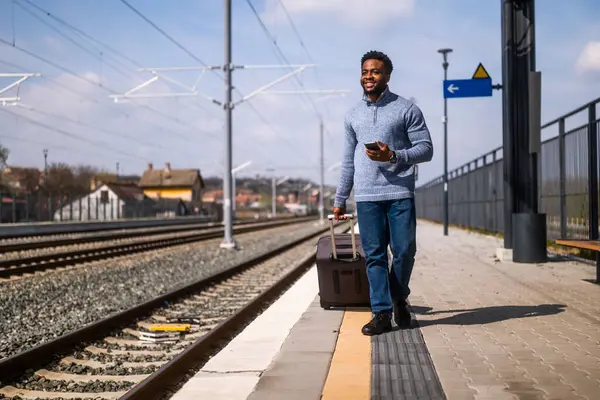 Счастливый Человек Чемоданом Телефоне Время Прогулки Вокзалу Стоковое Изображение