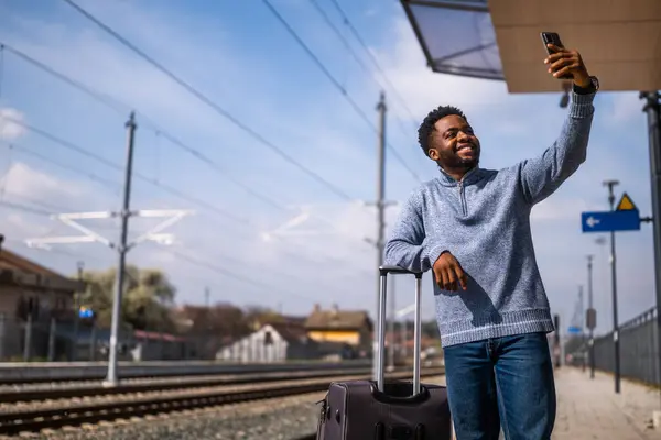 Glücklicher Mann Mit Koffer Macht Selfie Auf Einem Bahnhof Stockbild