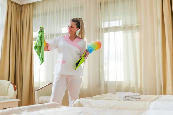 Schöne Hotel Dienstmädchen Halten Reinigungsgeräte lizenzfreie Stockbilder