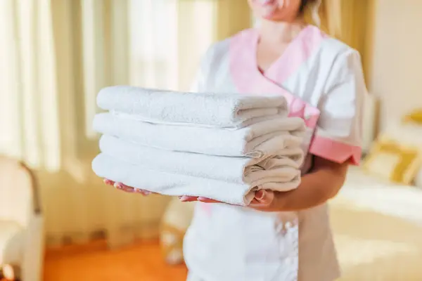 Nahaufnahme Des Hotelangestellten Mit Frischen Und Sauberen Handtüchern Stockbild