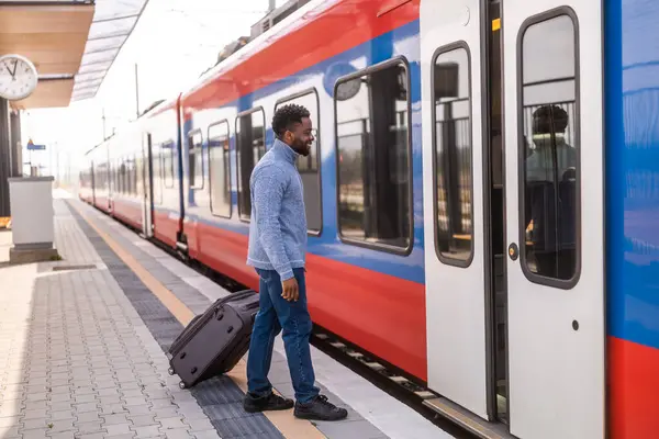 Hombre Feliz Con Maleta Entrando Tren Estación —  Fotos de Stock