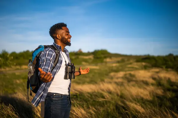 Happy Young Man Hiker Arms Raised Enjoys Nature — Fotografia de Stock
