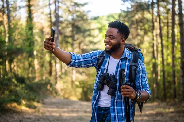 Young Man Enjoys Hiking Making Selfie Nature Stockfoto