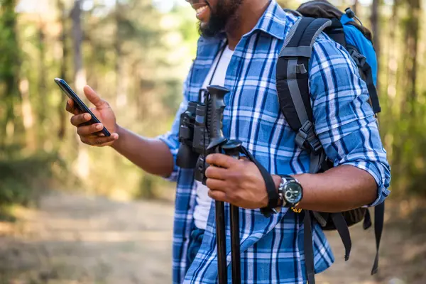 Young Man Enjoys Hiking Using Mobile Phone Nature lizenzfreie Stockbilder