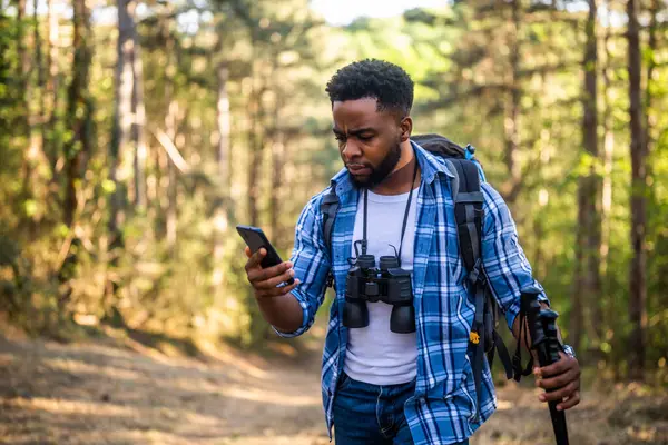 Escursionista Preoccupato Perso Sta Usando Telefono Trovare Giusta Direzione Durante Fotografia Stock