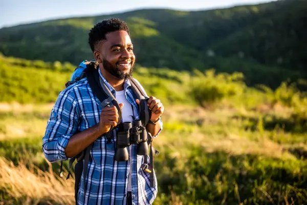 Young Man Enjoys Hiking Nature lizenzfreie Stockbilder
