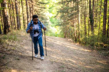 Genç adam doğa yürüyüşünü sever..