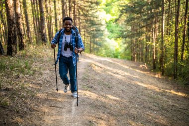 Genç adam doğa yürüyüşünü sever..